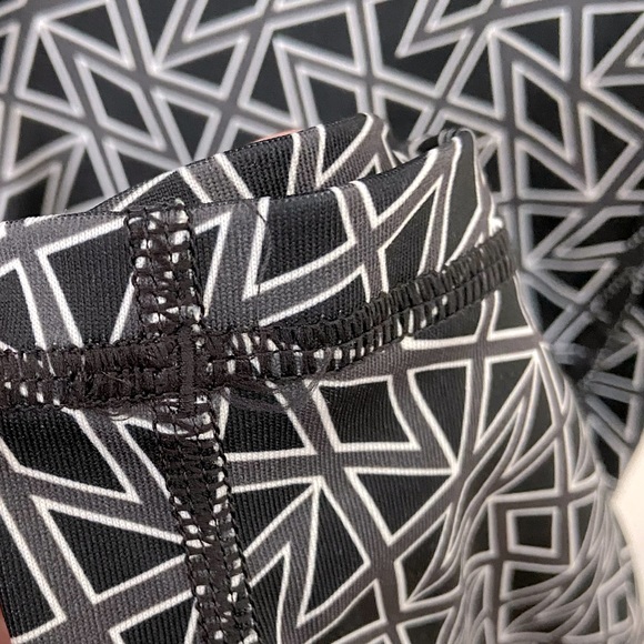 Under Armour Heat Gear Capri Shorts - Youth Large - Picture 4 of 5